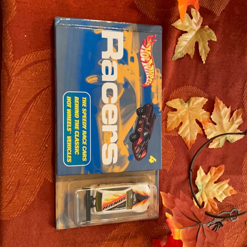 2002 Hot Wheels Racers Book & Car #4 Ford Focus